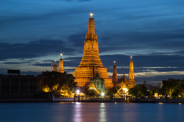 Ατμόσφαιρα Ταϊλάνδης ναός στη νύχτα - Φωτογραφία, εικόνα