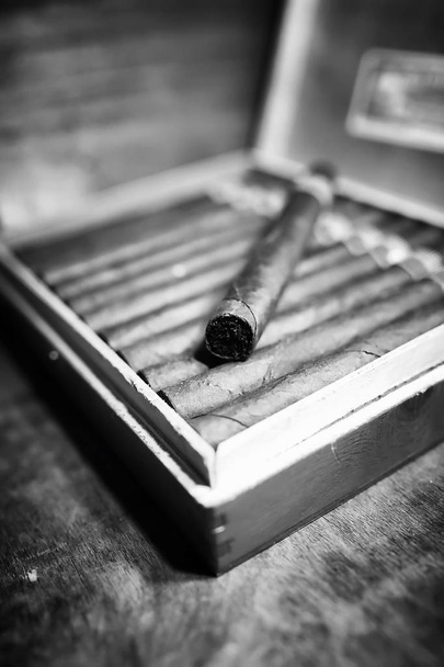 Retro-Foto einer großen Schachtel kubanischer Zigarren auf einem Holztisch - Foto, Bild