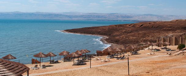 ヨルダン: 岩の景観と死海、または塩の海、西に東、イスラエルとパレスチナ ヨルダンに隣接して土地の地球の最も低い高度と塩の湖のビーチ - 写真・画像