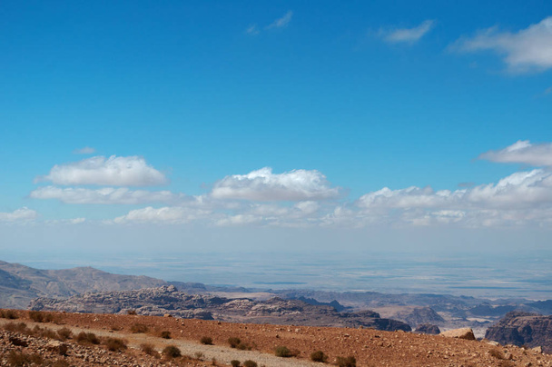 Giordania: paesaggio jordaniano e deserto sulla strada per il Wadi Rum, noto come Valle della Luna, una famosa valle mondiale scavata nell'arenaria e nella roccia granitica e simile al pianeta di Marte
  - Foto, immagini