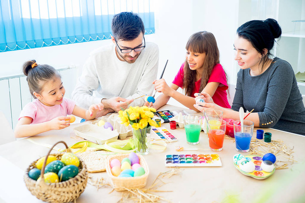 Family decorating eggs - Φωτογραφία, εικόνα