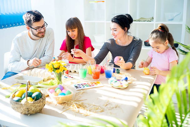 Family decorating eggs - Фото, зображення