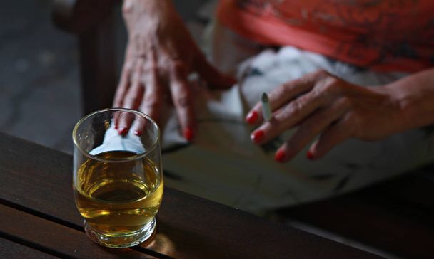 Sigara ve içki votka kadın - Fotoğraf, Görsel