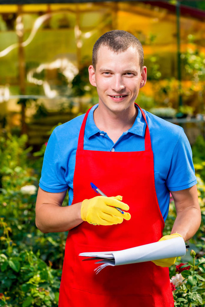 empresaria con carpeta en el invernadero entre plantas
 - Foto, imagen