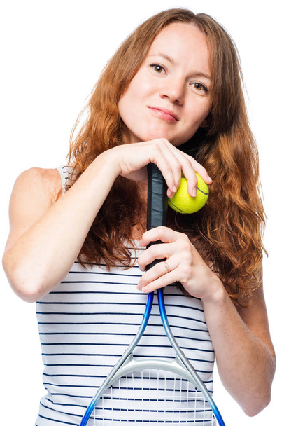 Κάθετη πορτρέτο του Κοκκινομάλλης γυναίκα με μια ρακέτα του τένις σε  - Φωτογραφία, εικόνα