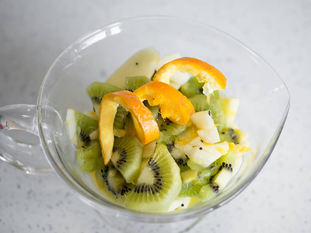 Kiwi-Salat in einer Glasschüssel - Foto, Bild