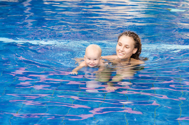 Jeux dans la piscine extérieure. Famille en vacances. Spa Resort
 - Photo, image