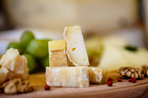 Différents types de fromages italiens (parmesan, gorgonzola, roquef)
 - Photo, image