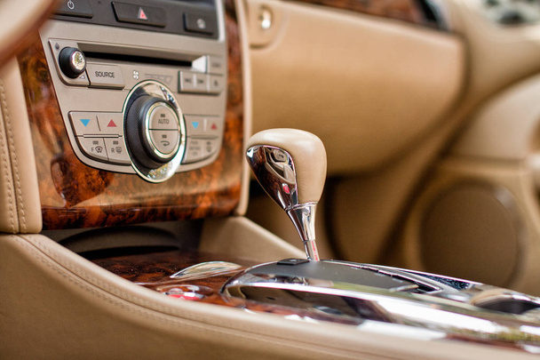 Vinnitsa, Ukrajina - říjen 06, 2013.Jaguar Xk koncept auto. Červená superauta, Sportcar, luxusní auto. Převodovka, do vozu, otáčkoměr, palubní desky, interiér vozu, logo Jaguar - Fotografie, Obrázek