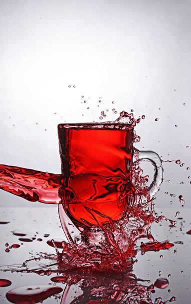 Splash in glass of mulled wine - Foto, Bild