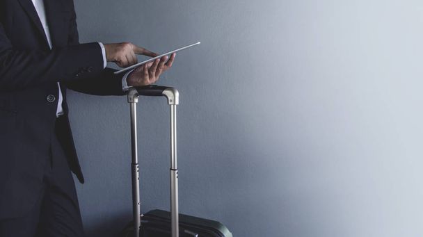 moderner Geschäftsmann mit Tablet am Flughafen, Geschäftsreise - Foto, Bild