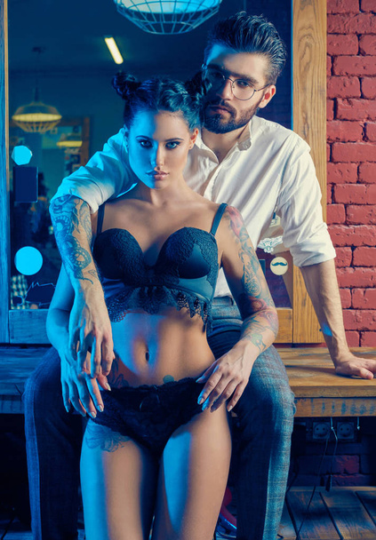 Brutaali mies tyylikäs puku ja seksikäs tyttö tatuointi
 - Valokuva, kuva