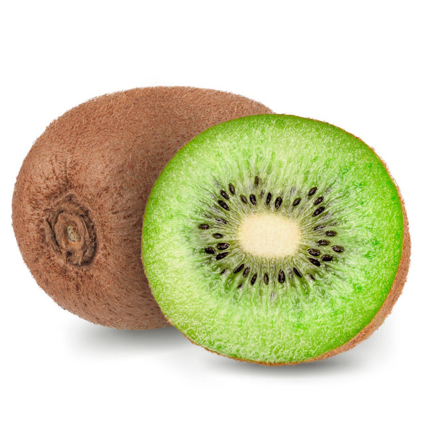 Frutos maduros de kiwi enteros y medio kiwi aislados sobre fondo blanco - Foto, Imagen