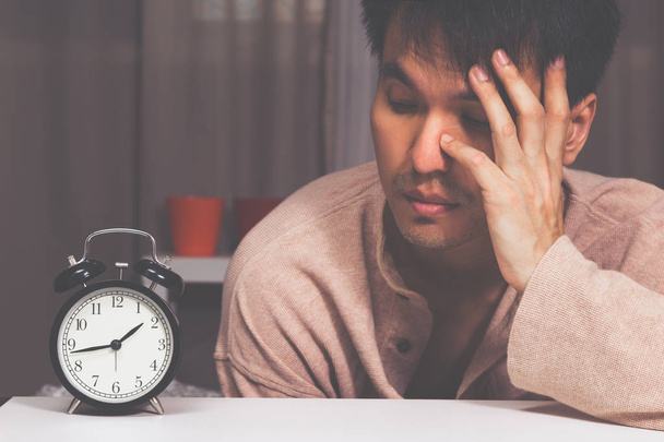 asiático hombre en cama sufrimiento insomnio y sueño trastorno pensamiento acerca de su problema en la noche
 - Foto, Imagen