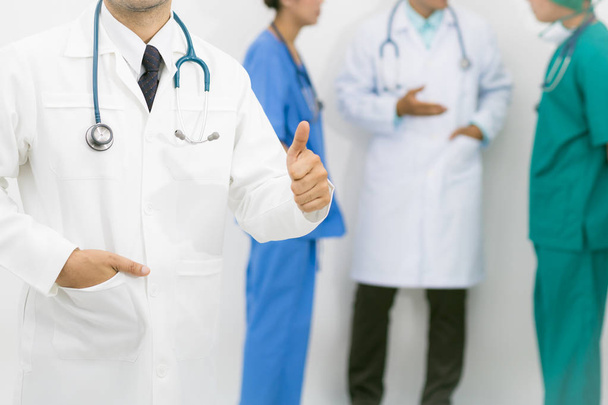 Artsen-groep, de chirurg en de verpleegkundige op witte achtergrond - Foto, afbeelding