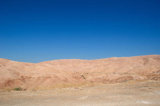 Giordania: veduta del paesaggio giordano e desertico sulla strada per il Mar Morto, il Mar Salato, il famoso lago salato delimitato dalla Giordania ad est e Israele e Palestina ad ovest
 - Foto, immagini