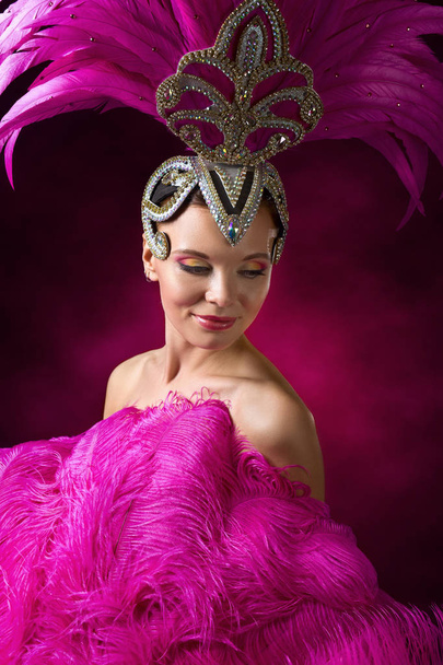  Hermosa chica en traje de carnaval con plumas de color rosa
. - Foto, imagen