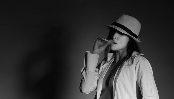 γυναίκα με το τσιγάρο - Φωτογραφία, εικόνα
