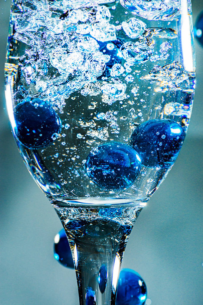 blaue Glaskugeln in einem Glas Wasser - Foto, Bild