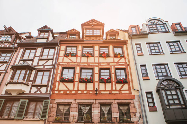 Tradycyjny dom w stylu niemieckim w Norymberdze. Europejskiej architektura domów w Niemczech, w Bawarii..   - Zdjęcie, obraz