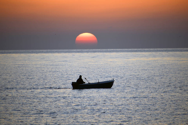 Halász a hajó a tengeren - Fotó, kép