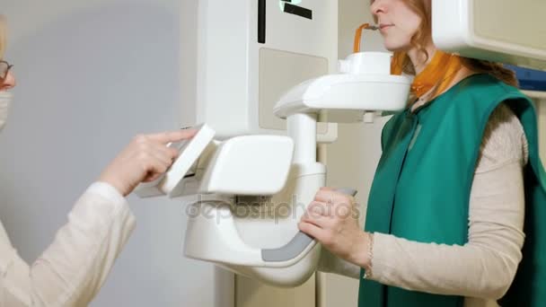 Cyfrowy sprzęt dentystyczny badania diagnostycznego z kobietą pacjenta w odzież ochronną 4k - Materiał filmowy, wideo
