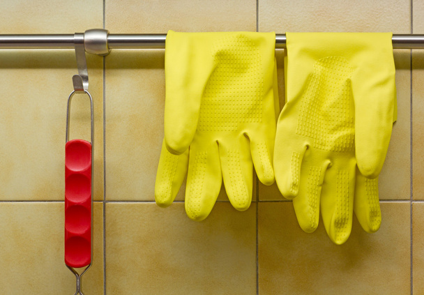 λαστιχένια γάντια και κόκκινο εργαλείο χειρισμός - Φωτογραφία, εικόνα