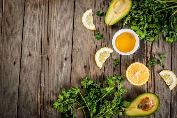 Avokado, zeytin yağı, limon ve maydanoz - Fotoğraf, Görsel