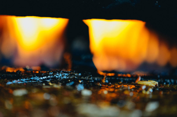 Um close-up de fogo com char de comida
 - Foto, Imagem