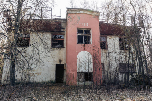 Antigua fábrica abandonada
 - Foto, Imagen