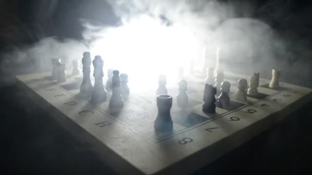 ビジネスのアイデアの競争と戦略のアイデア コンセプト チェス ボード ゲーム コンセプト。チェスの煙と霧と暗い背景の数字します。選択と集中 - 映像、動画