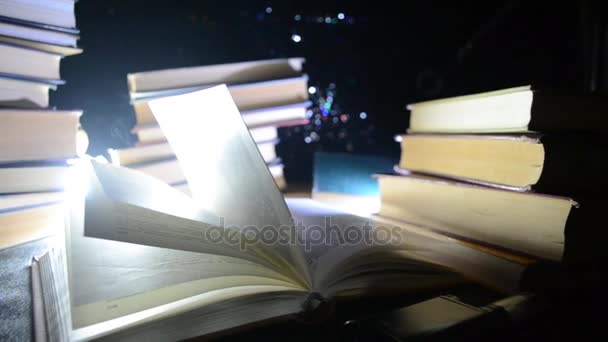 Πολλά παλαιά βιβλία σε μια στοίβα. Έννοια της γνώσης. Βιβλία σε σκούρο φόντο με στοιχεία καπνού. Μαγεμένο βιβλίο στο κέντρο. Glasswatch - Πλάνα, βίντεο