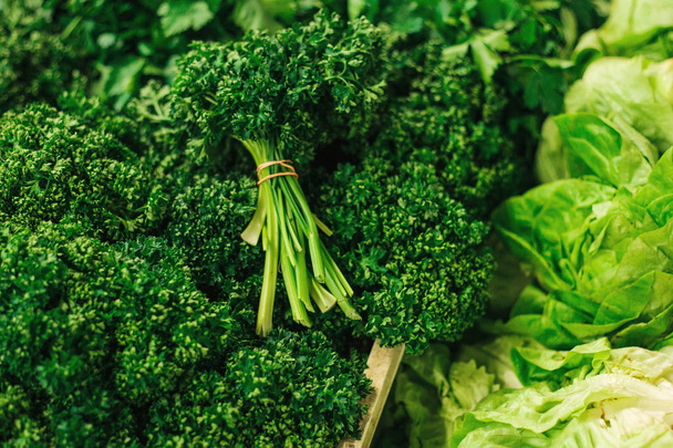 Parsley. Greengrocery on the farm market. Natural local products on the farm market. Harvest. Seasonal products. Food. - Foto, Imagen
