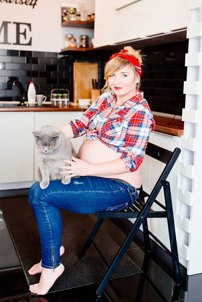 Ritratto di giovane donna incinta felice con gatto
 - Foto, immagini