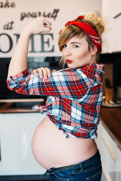 キッチンで若い美しい幸せな妊娠中の女性 - 写真・画像