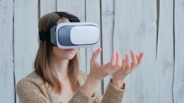 Młoda kobieta w okularach wirtualnej rzeczywistości - Materiał filmowy, wideo