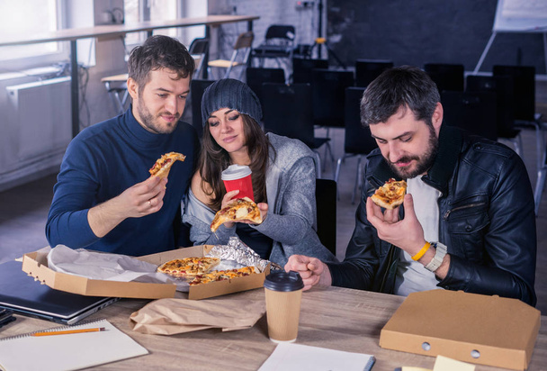 Equipe de negócios comendo pizza e bebendo no escritório
 - Foto, Imagem