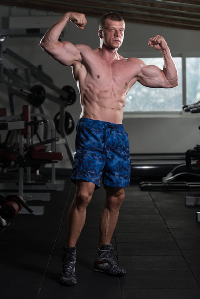 Bodybuilder Fitness Model Posing Double Biceps After Exercises - Fotografie, Obrázek