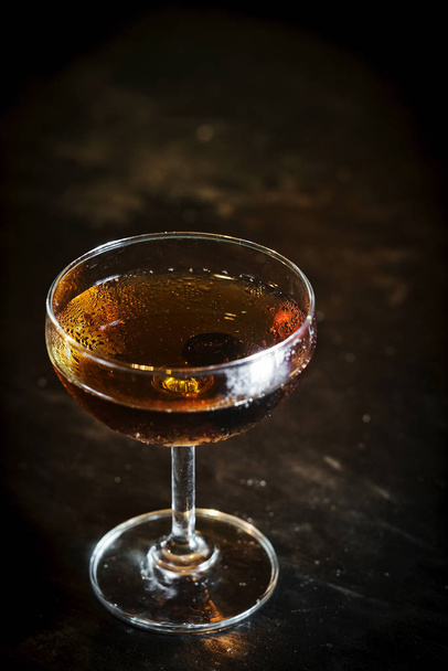 Manhattan klasik Viski kokteyli içki bar - Fotoğraf, Görsel