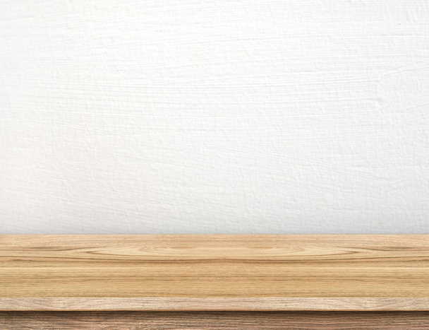 ディスプレイのために模擬空に白いコンクリートの壁の上の木のテーブル - 写真・画像