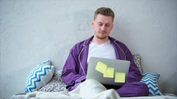 Um homem adulto escreve poemas em seu laptop em seu apartamento, ele foi inspirado
 - Filmagem, Vídeo