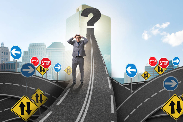 Empresario en concepto de incertidumbre en el cruce de carreteras - Foto, Imagen