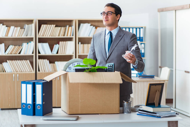 Hombre moviendo oficina con caja y sus pertenencias - Foto, Imagen