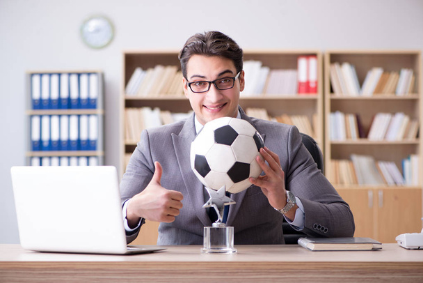 Podnikatel s fotbalovým míčem v úřadu - Fotografie, Obrázek