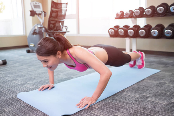 woman doing  push-up in the gym - Zdjęcie, obraz