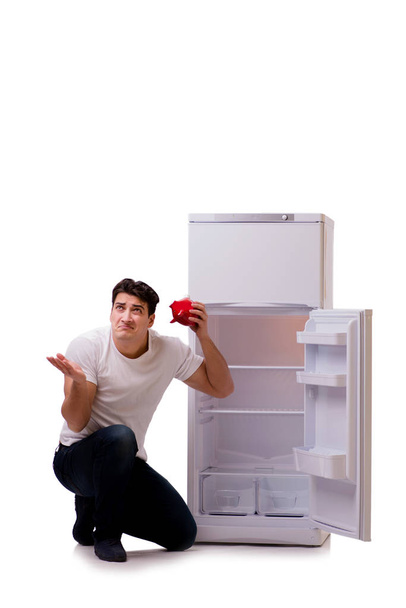 Homem faminto à procura de dinheiro para encher a geladeira
 - Foto, Imagem