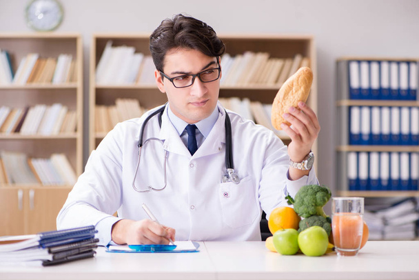 Lekarz w koncepcji diety z owoców i warzyw - Zdjęcie, obraz