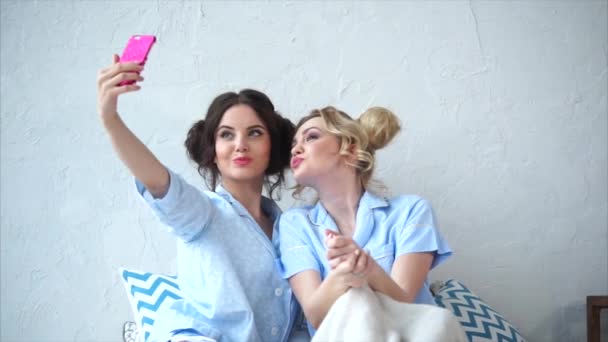 Két női barátaim selfie elvégzésében. Koncepció a barátság. - Felvétel, videó
