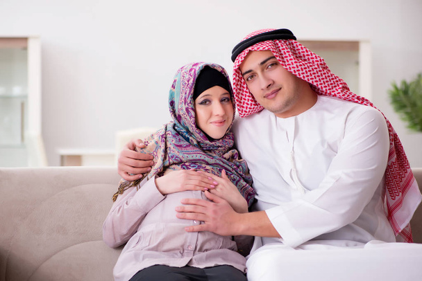 Junge arabische muslimische Familie mit schwangerer Frau erwartet Baby - Foto, Bild