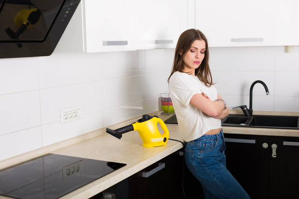 Mulher cozinha de limpeza com aspirador de vapor
 - Foto, Imagem